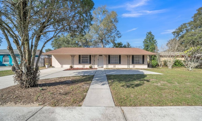 Seffner Community Alliance Casa | Stylish 3BR Home in Brandon—Pet Friendly, Near Disney & Beaches + Private Yard