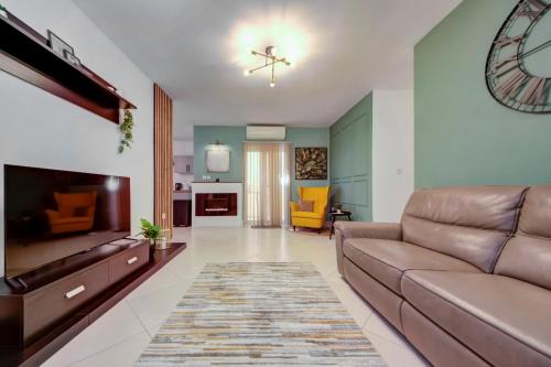Luqa Apartamento | Stylish 3BR home with Spacious Terrace in Luqa by 360 Estates