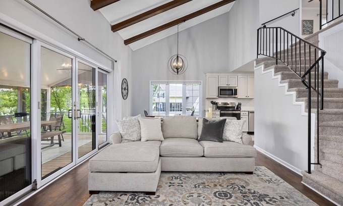 Henderson Cabaña | Stylish 3BR Lakefront Home on Kerr Lake