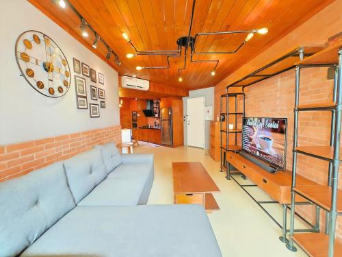 Karet Apartamento | Stylish 3BR Rasuna Apt with Pool, Gym,Wi-Fi, Netflix