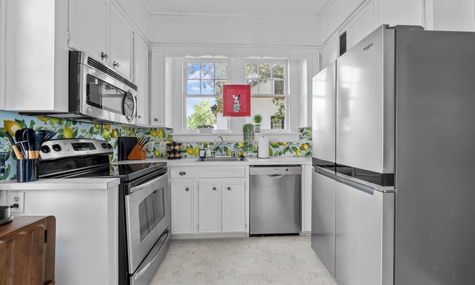 Columbus Casa | Stylish 3BR Retreat w Porch and garden