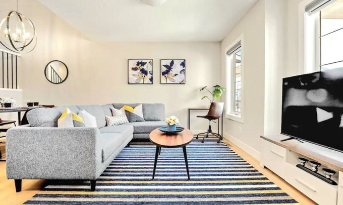 Calgary Casa | Stylish 3BR Townhouse by Airport~10% off on weekly & 15% off on Monthly stays!