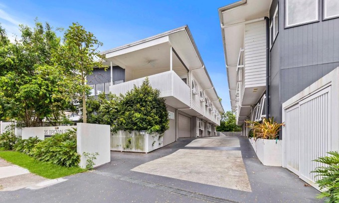 Camp Hill Apartamento | Stylish 3BR Townhouse CampHill - WiFi, Parking