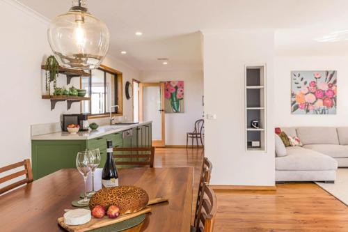 Trentham Casa | Stylish 3BR Walk to Town