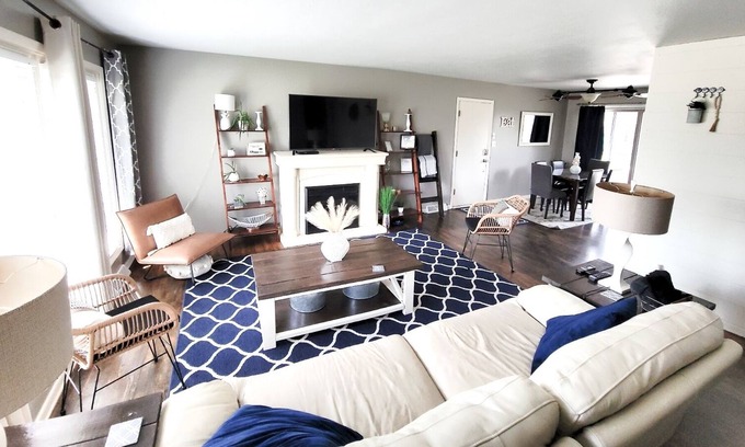 Cedar Rapids Casa | Stylish 4 Bdr 2 Bth 4 Fireplace Home Luxury Oasis