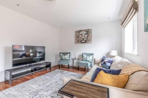 Slough Casa | STYLISH 4 BED/2 BATH & PARKING - PINEWOOD/HEATHROW