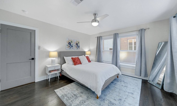 Southgate Casa | Stylish 4 bed home in Rice Village/Tx Med Center