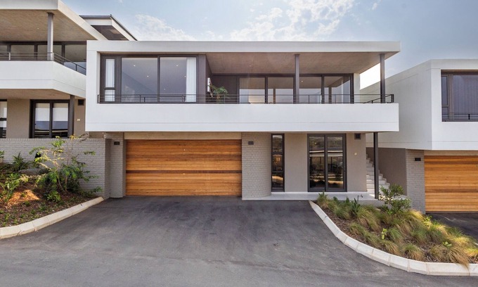 Salt Rock Apartamento | Stylish 4-Bedroom Home | Balcony, Gas BBQ and Garden