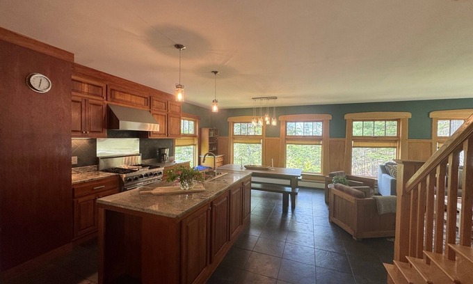 New Harbor Casa | Stylish 4 Bedroom 3 Bathroom House in Bristol