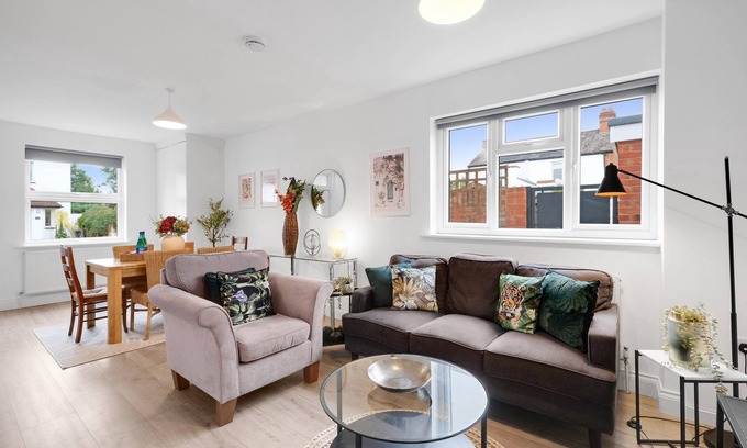 Borehamwood Casa | Stylish 4 Bedroom, 2.5-Bath Home in Borehamwood