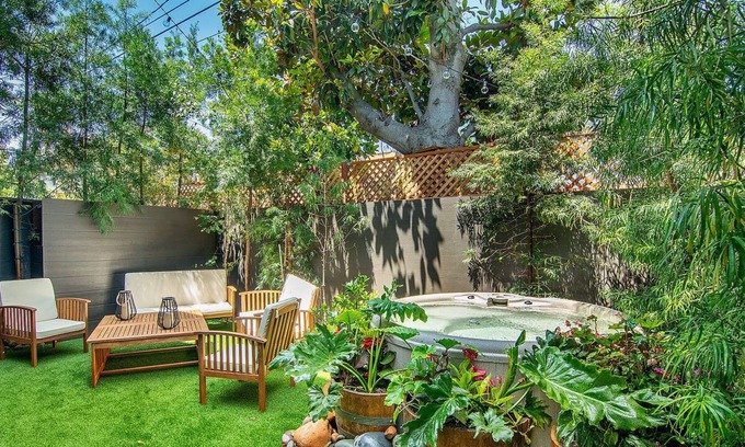 Pico - Robertson Casa | Stylish 4 Bedroom home with a hot tub