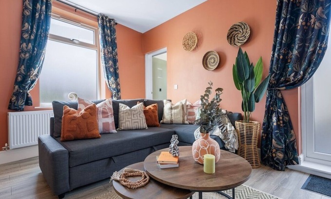 Farnworth Casa | Stylish 4-BR House with Parking, Central location