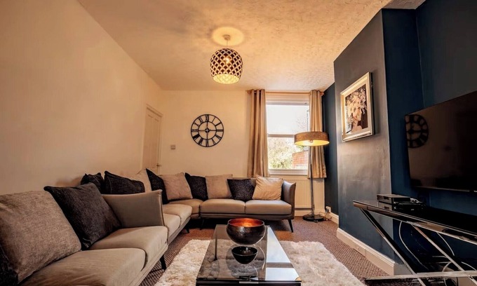 Tadworth Apartamento | Stylish 4BD Modern Flat in Peaceful Tadworth