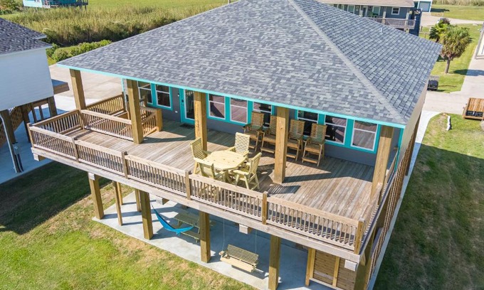 Crystal Beach Casa | Stylish 4BR Crystal Beach Retreat Walk to Beach