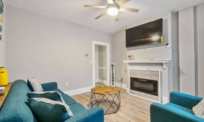 Bloomfield Casa | Stylish 4BR Downtown Pitt-Walk Everywhere+King bed