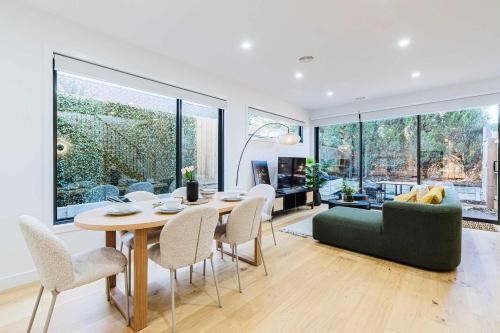 Box Hill North Casa | Stylish 4BR Family Townhouse with Private Courtyard