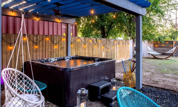 Govalle Casa | Urban 4BR Oasis near Downtown—Sleeps 16
