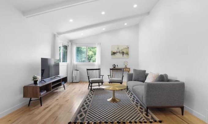 Brossard Casa | Stylish 4BR House close to DT