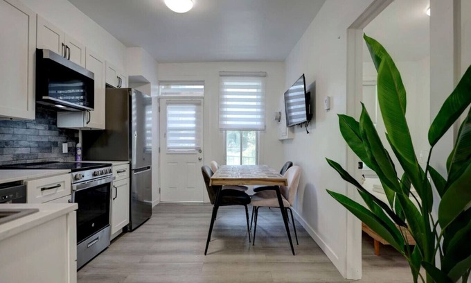 Sainte-Marie Apartamento | Stylish 4BR Unit Near Plateau & DT MTL