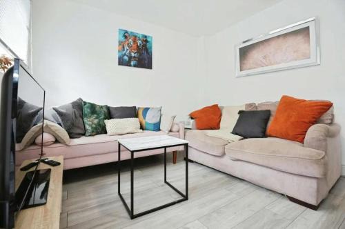 Weston on Trent Apartamento | Stylish 5 Bed House Centre Of Coventry Sleeps 12