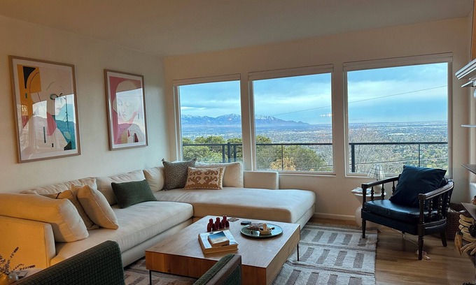Olympus Cove Casa | Stylish 5-bedroom house with amazing views and movie theater