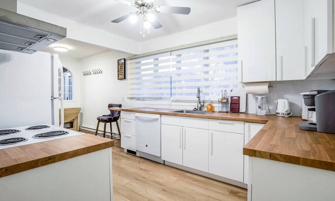 Brossard Casa | Stylish 6-BR House close to DT with free parking