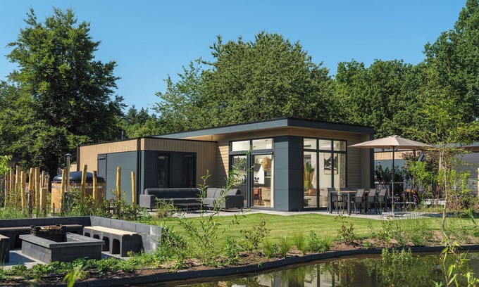 Lieren Casa | Stylish 6-person home with three bedrooms, a modern kitchen, air conditioning, a cozy outdoor space with a luxury pergola, private hot tub, and a lounge area with an outdoor fireplace. Enjoy comfort and nature in the Veluwe.