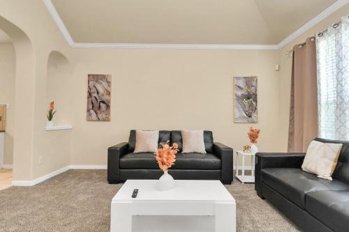 Fresno Casa | Stylish 6BR Retreat, Pool and Lake Trail, Sleeps 14