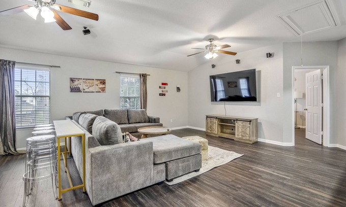 Spring Casa | Spacious 8-Guest Getaway, Chic Style + Cozy Fire Pit Nights