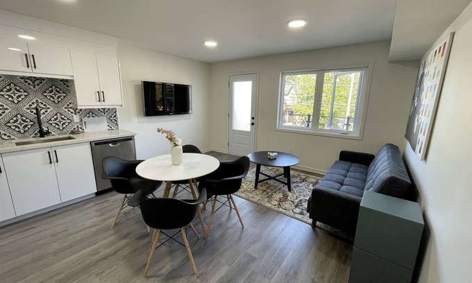 Broadview North Apartamento | Stylish and Bright 3BR Loft W/ Balcony East York!