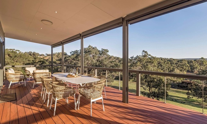 Yallingup Casa | STYLISH AND CAPTIVATING 5 BEDROOM RURAL RETREAT WITH SWEEPING VIEWS