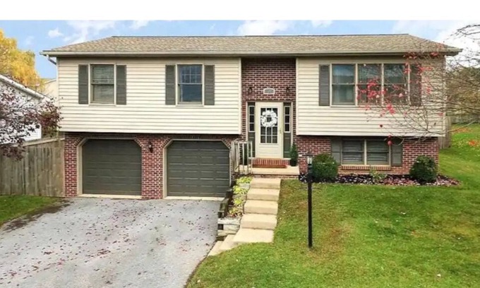 State College Casa | Stylish and clean single family home, Located minutes away from football stadium