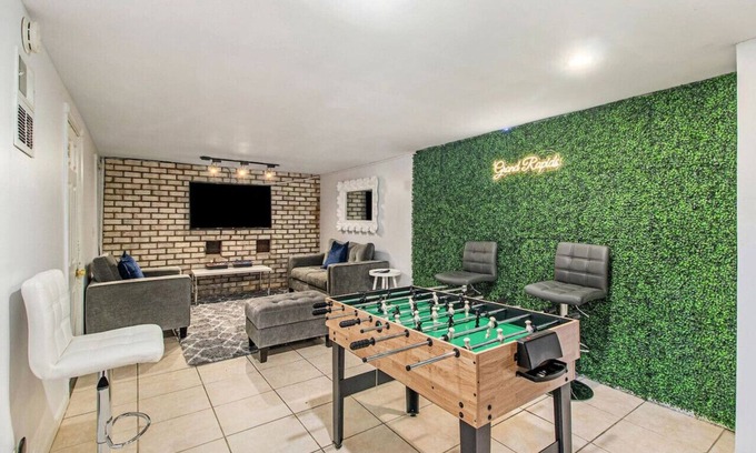 Grand Rapids Casa | Stylish and comfortable home in downtown Grand Rapids- Gameroom and Huge Backyard