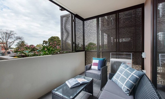Caulfield North Apartamento | Stylish and Cosy A Mid Century Caulfield Retreat