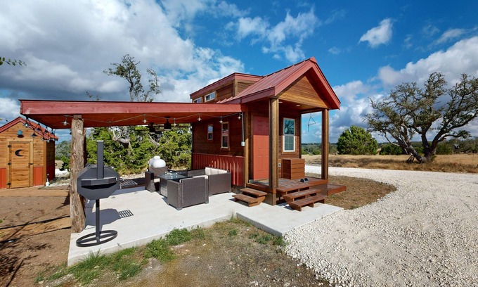 Harper Cabina | Stylish and cozy cabin with firepit, kitchen, AC and free wifi