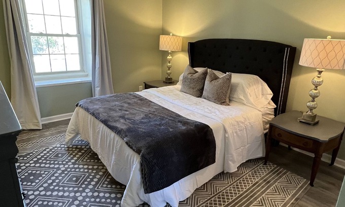 Seven Oaks Condominio | Stylish and Cozy One Bedroom Condo in Prime Location