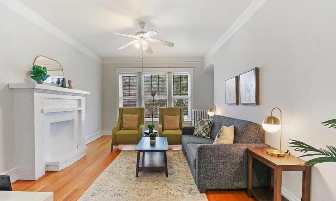 Boystown Apartamento | Stylish and Expansive 2BR Apt with Balcony - Buckingham 3