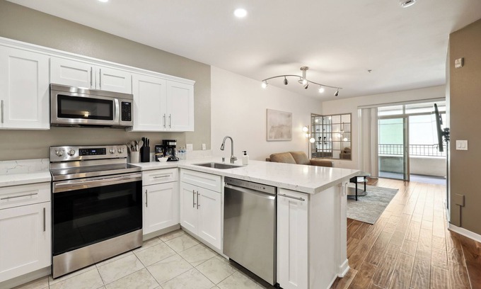 Little Italy Condominio | Stylish and Modern Condo in San Diego with Parking