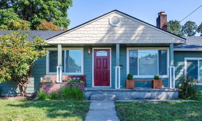Gladstone Casa | Stylish and Modern craftsman bungalow home