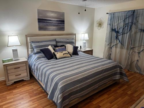 Trailer Estates Apartamento | Stylish and Modern Shorewalk condo close to top beaches, heated pools, hot tub, IMG Academy, dining