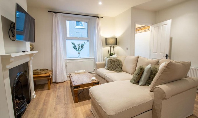 Liverton Casa | Stylish and Modern Town Centre End-of Terrace Home