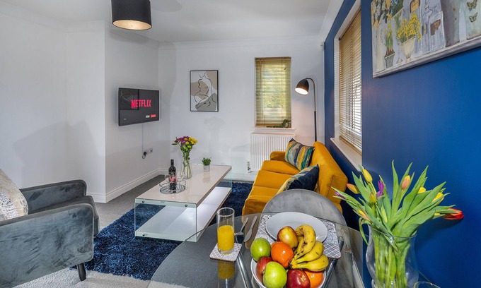Camberley Apartamento | Stylish and quiet ground floor apartment, easy walking to frimley park hospital