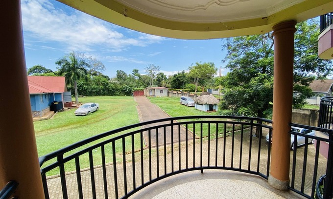 Jinja Casa | Stylish and spacious apartment less than 10 minutes walk from town center.