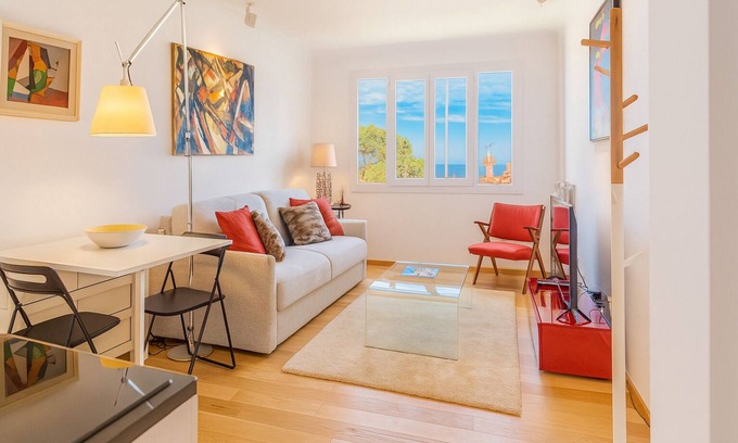 Roquebrune-Cap-Martin Condominio | Stylish apartment with sea view, near Monaco and Rolex Masters. Ideal for 2, with AC, queen bed, and paid parking.