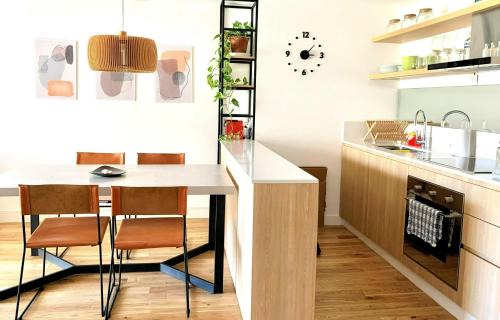 Olivos Apartamento | Stylish Apartment by River with Pool & Grill