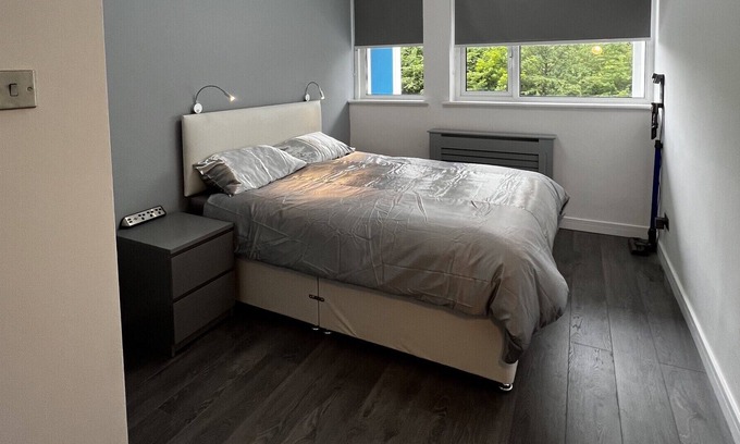 Baguley Apartamento | Stylish Apartment for 3 Guests With Parking, Close to City Center, MCR Airport
