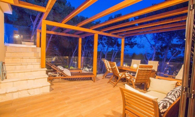Ivan Dolac Apartamento | Stylish Apartment HighLife with Terrace and Private Pool