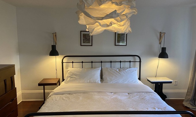 Savannah Victorian District Apartamento | Stylish Apartment walk to Forsyth Park King Bed