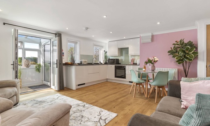 Llangynin Apartamento | Stylish apartment with 2 bedrooms and stunning countryside views