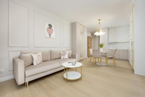 Brodno Apartamento | Stylish Apartment with Balcony 7th Floor by Noclegi Renters